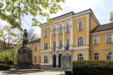 GABROVO, BULGARIA - 1 Mayıs 2021: Bulgaristan 'ın Gabrovo kentinin merkezindeki tipik sokak