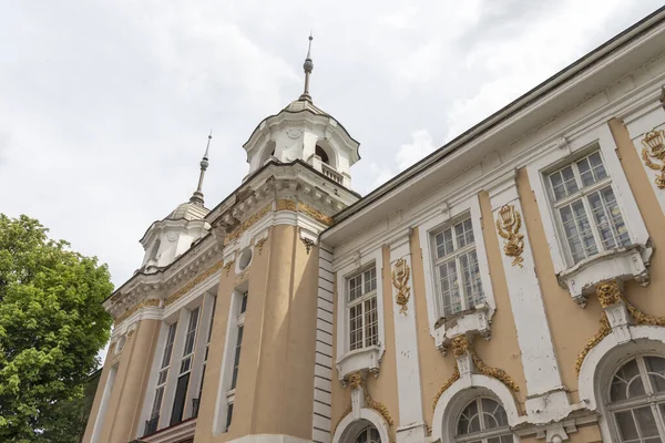 GABROVO, BULGARIA - 1 Mayıs 2021: Bulgaristan 'ın Gabrovo kentinin merkezindeki tipik sokak