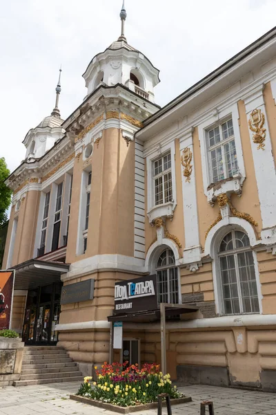 GABROVO, BULGARIA - 1 Mayıs 2021: Bulgaristan 'ın Gabrovo kentinin merkezindeki tipik sokak