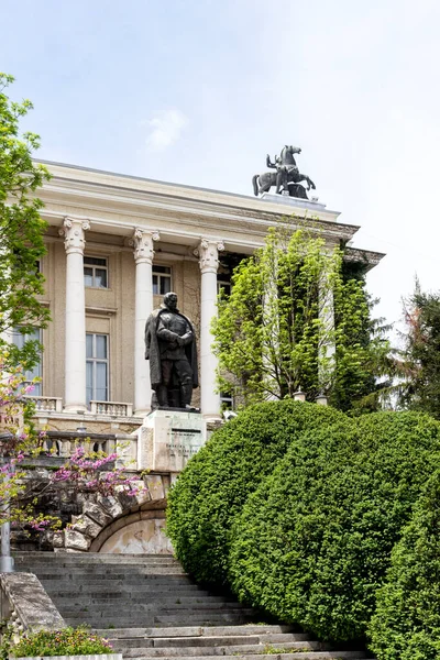 GABROVO, BULGARIA - 1 Mayıs 2021: Bulgaristan 'ın Gabrovo kentinin merkezindeki tipik sokak