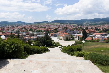 PANAGYURISHTE, BULGARIA - 30 Mayıs 2020: Bulgaristan 'ın Pazardzhik Bölgesi' nin Panagyurishte kentinin merkez meydanının panoraması