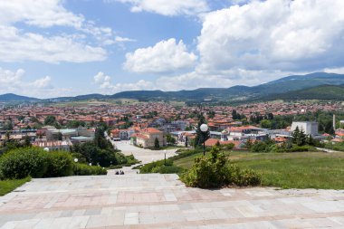 PANAGYURISHTE, BULGARIA - 30 Mayıs 2020: Bulgaristan 'ın Pazardzhik Bölgesi' nin Panagyurishte kentinin merkez meydanının panoraması