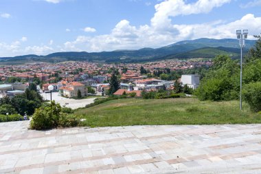 PANAGYURISHTE, BULGARIA - 30 Mayıs 2020: Bulgaristan 'ın Pazardzhik Bölgesi' nin Panagyurishte kentinin merkez meydanının panoraması