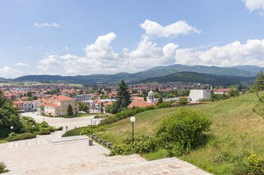 PANAGYURISHTE, BULGARIA - 30 Mayıs 2020: Bulgaristan 'ın Pazardzhik Bölgesi' nin Panagyurishte kentinin merkez meydanının panoraması