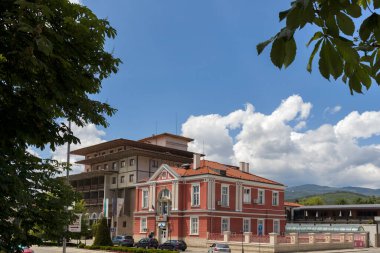 PANAGYURISHTE, BULGARIA - 30 Mayıs 2020: Bulgaristan 'ın Pazardzhik Bölgesi' nin Panagyurishte kentinin merkez meydanının panoraması