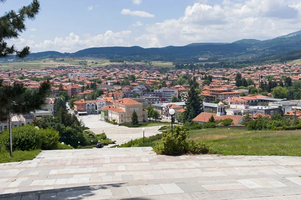 PANAGYURISHTE, BULGARIA - 30 Mayıs 2020: Bulgaristan 'ın Pazardzhik Bölgesi' nin Panagyurishte kentinin merkez meydanının panoraması