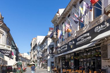 BÜKREŞ, ROMANIA - 17 AĞUSTOS 2021: Romanya 'nın Bükreş kentinin şehir merkezinde (eski kasaba) tipik cadde ve durgunluk