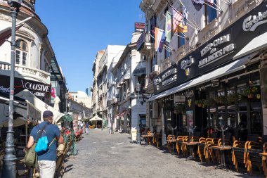 BÜKREŞ, ROMANIA - 17 AĞUSTOS 2021: Romanya 'nın Bükreş kentinin şehir merkezinde (eski kasaba) tipik cadde ve durgunluk