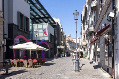 BÜKREŞ, ROMANIA - 17 AĞUSTOS 2021: Romanya 'nın Bükreş kentinin şehir merkezinde (eski kasaba) tipik cadde ve durgunluk