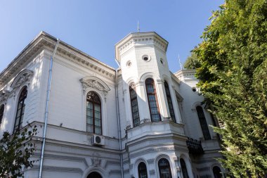 BÜKREŞ, ROMANIA - 17 AĞUSTOS 2021: Romanya 'nın Bükreş kentinin şehir merkezinde (eski kasaba) tipik cadde ve durgunluk