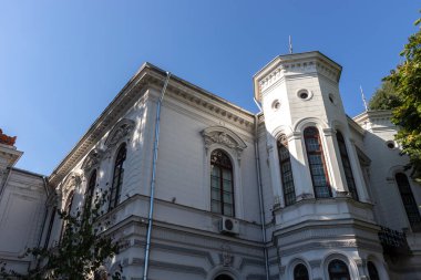 BÜKREŞ, ROMANIA - 17 AĞUSTOS 2021: Romanya 'nın Bükreş kentinin şehir merkezinde (eski kasaba) tipik cadde ve durgunluk