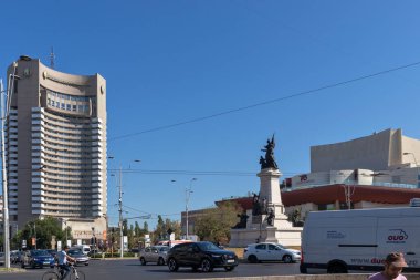 BUCHAREST, ROMANIA - 17 Ağustos 2021: Romanya 'nın Bükreş kentinin şehir merkezindeki Üniversite Meydanı