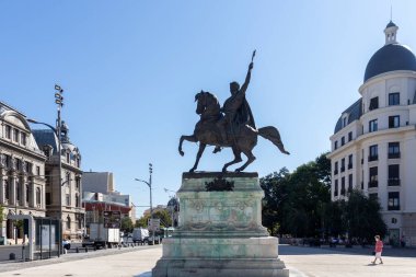 BUCHAREST, ROMANIA - 17 Ağustos 2021: Romanya 'nın Bükreş kentinin şehir merkezindeki Üniversite Meydanı