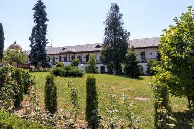 BUCHAREST, ROMANIA - 16 Ağustos 2021: Bükreş, Romanya yakınlarındaki Ortaçağ Cernica Manastırı