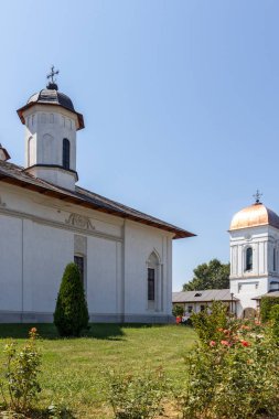 BUCHAREST, ROMANIA - 16 Ağustos 2021: Bükreş, Romanya yakınlarındaki Ortaçağ Cernica Manastırı