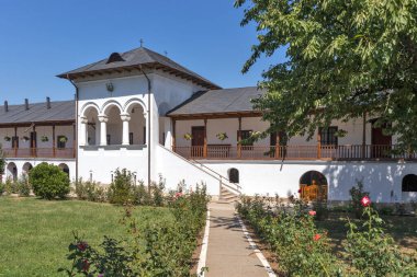 BUCHAREST, ROMANIA - 16 Ağustos 2021: Bükreş, Romanya yakınlarındaki Ortaçağ Cernica Manastırı
