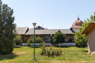 BUCHAREST, ROMANIA - 16 Ağustos 2021: Bükreş, Romanya yakınlarındaki Ortaçağ Cernica Manastırı