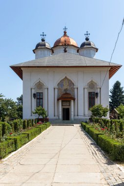 BUCHAREST, ROMANIA - 16 Ağustos 2021: Bükreş, Romanya yakınlarındaki Ortaçağ Cernica Manastırı