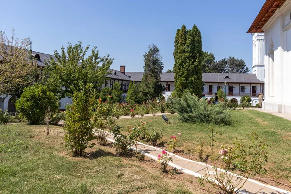 BUCHAREST, ROMANIA - 16 Ağustos 2021: Bükreş, Romanya yakınlarındaki Ortaçağ Cernica Manastırı