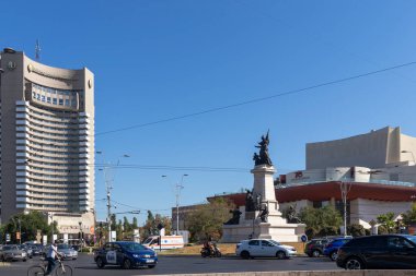 BUCHAREST, ROMANIA - 17 Ağustos 2021: Romanya 'nın Bükreş kentinin şehir merkezindeki Üniversite Meydanı