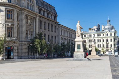 BUCHAREST, ROMANIA - 17 Ağustos 2021: Romanya 'nın Bükreş kentinin şehir merkezindeki Üniversite Meydanı