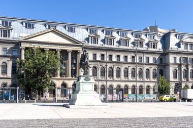 BUCHAREST, ROMANIA - 17 Ağustos 2021: Romanya 'nın Bükreş kentinin şehir merkezindeki Üniversite Meydanı
