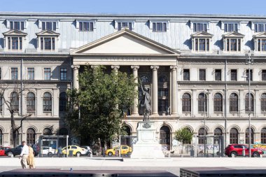 BUCHAREST, ROMANIA - 17 Ağustos 2021: Romanya 'nın Bükreş kentinin şehir merkezindeki Üniversite Meydanı