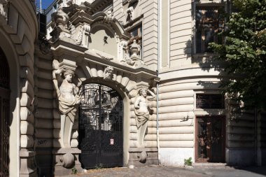 BUCHAREST, ROMANIA - 17 Ağustos 2021: Romanya 'nın Bükreş kentinin şehir merkezindeki Üniversite Meydanı