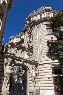 BUCHAREST, ROMANIA - 17 Ağustos 2021: Romanya 'nın Bükreş kentinin şehir merkezindeki Üniversite Meydanı