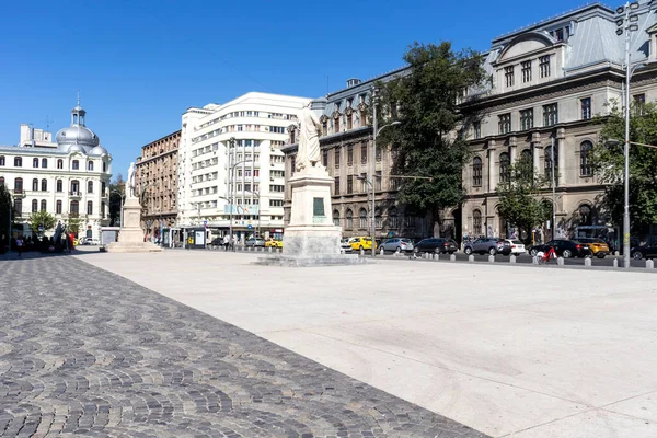 BUCHAREST, ROMANIA - 17 Ağustos 2021: Romanya 'nın Bükreş kentinin şehir merkezindeki Üniversite Meydanı
