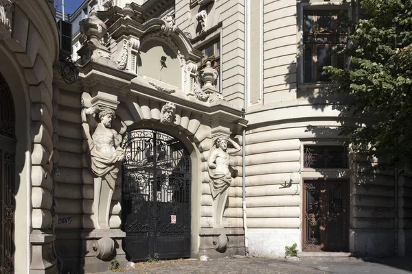 BUCHAREST, ROMANIA - 17 Ağustos 2021: Romanya 'nın Bükreş kentinin şehir merkezindeki Üniversite Meydanı