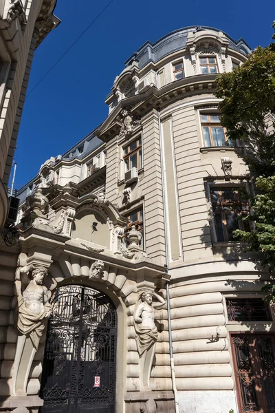 BUCHAREST, ROMANIA - 17 Ağustos 2021: Romanya 'nın Bükreş kentinin şehir merkezindeki Üniversite Meydanı