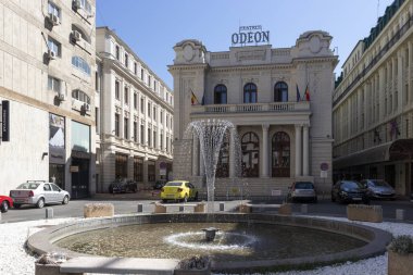 BÜKREŞ, ROMANIA - 17 Ağustos 2021: Romanya 'nın Bükreş kentindeki Odeon Tiyatrosu önünde Mustafa Kemal Atatürk' ün Baskını