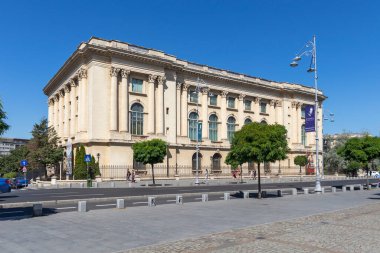 BÜKREŞ, ROMANIA - 17 Ağustos 2021: Romanya 'nın Bükreş kentinde Devrim Meydanı Panoraması