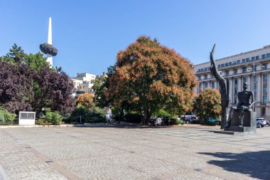 BÜKREŞ, ROMANIA - 17 Ağustos 2021: Romanya 'nın Bükreş kentinde Devrim Meydanı Panoraması