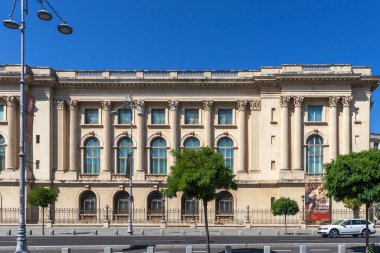 BÜKREŞ, ROMANIA - 17 Ağustos 2021: Romanya 'nın Bükreş kentinde Devrim Meydanı Panoraması