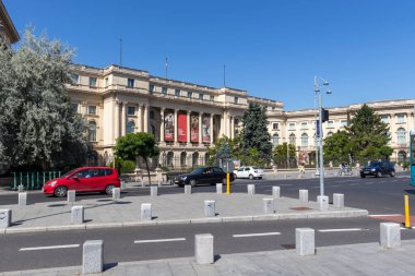 BÜKREŞ, ROMANIA - 17 Ağustos 2021: Romanya 'nın Bükreş kentinde Devrim Meydanı Panoraması