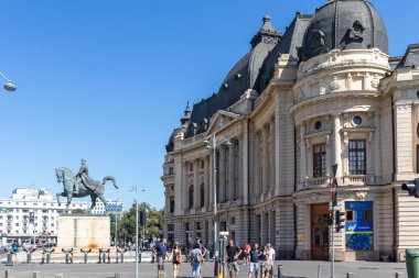 BUCHAREST, ROMANIA - 17 Ağustos 2021: Romanya 'nın Bükreş kentindeki Üniversite Kütüphanesi önünde I. Carol Heykeli