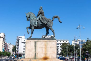 BUCHAREST, ROMANIA - 17 Ağustos 2021: Romanya 'nın Bükreş kentindeki Üniversite Kütüphanesi önünde I. Carol Heykeli