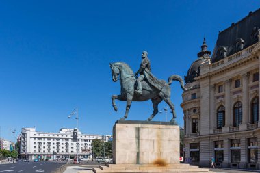 BUCHAREST, ROMANIA - 17 Ağustos 2021: Romanya 'nın Bükreş kentindeki Üniversite Kütüphanesi önünde I. Carol Heykeli