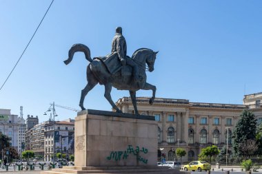 BUCHAREST, ROMANIA - 17 Ağustos 2021: Romanya 'nın Bükreş kentindeki Üniversite Kütüphanesi önünde I. Carol Heykeli