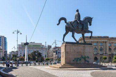 BUCHAREST, ROMANIA - 17 Ağustos 2021: Romanya 'nın Bükreş kentindeki Üniversite Kütüphanesi önünde I. Carol Heykeli