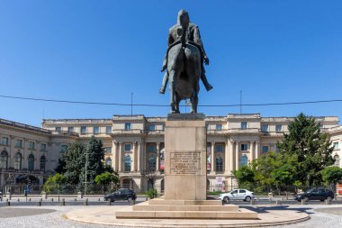 BUCHAREST, ROMANIA - 17 Ağustos 2021: Romanya 'nın Bükreş kentindeki Üniversite Kütüphanesi önünde I. Carol Heykeli