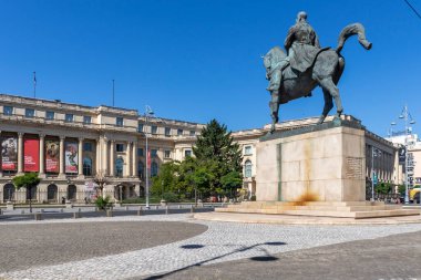 BUCHAREST, ROMANIA - 17 Ağustos 2021: Romanya 'nın Bükreş kentindeki Üniversite Kütüphanesi önünde I. Carol Heykeli