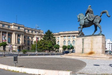 BUCHAREST, ROMANIA - 17 Ağustos 2021: Romanya 'nın Bükreş kentindeki Üniversite Kütüphanesi önünde I. Carol Heykeli