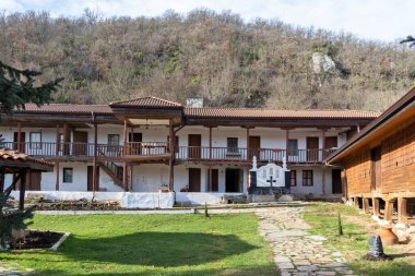 Bulgaristan 'ın Haskovo Bölgesi Topolovgrad kasabası yakınlarındaki Kutsal Üçlü Ortodoks Ustrem Manastırı