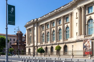 BÜKREŞ, ROMANIA - 17 Ağustos 2021: Romanya 'nın Bükreş kentinde Devrim Meydanı Panoraması