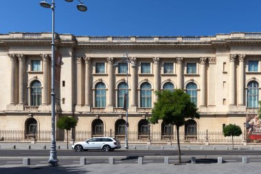 BÜKREŞ, ROMANIA - 17 Ağustos 2021: Romanya 'nın Bükreş kentinde Devrim Meydanı Panoraması