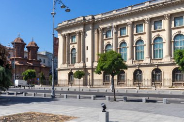 BÜKREŞ, ROMANIA - 17 Ağustos 2021: Romanya 'nın Bükreş kentinde Devrim Meydanı Panoraması