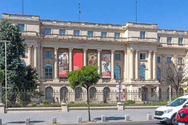 BÜKREŞ, ROMANIA - 17 Ağustos 2021: Romanya 'nın Bükreş kentinde Devrim Meydanı Panoraması